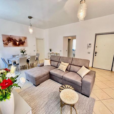Divina Luxury Apartment With Jacuzzi Near The Lake 코모 외부 사진
