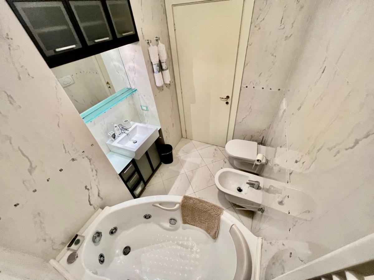 Divina Luxury Apartment With Jacuzzi Near The Lake 코모 외부 사진